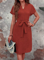 Robe femme à col en V unie à manches courtes et ceinture nouée