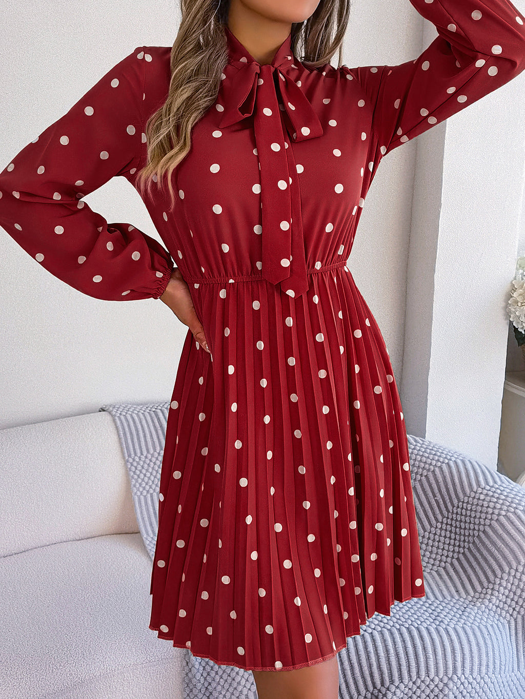 Robe longue plissée à pois et taille nouée à manches longues pour femme