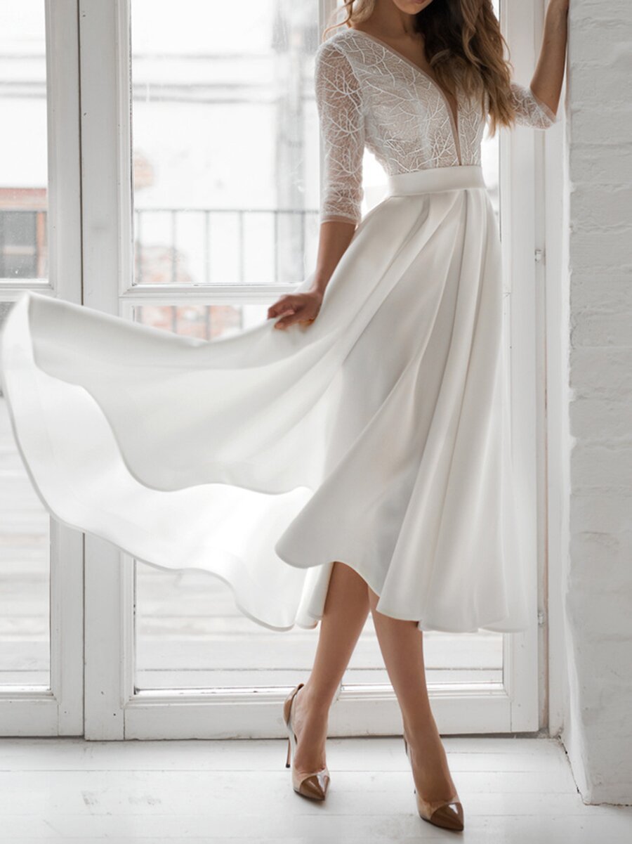Robe de mariée longue en satin à manches longues brodée, col en V et dos en dentelle