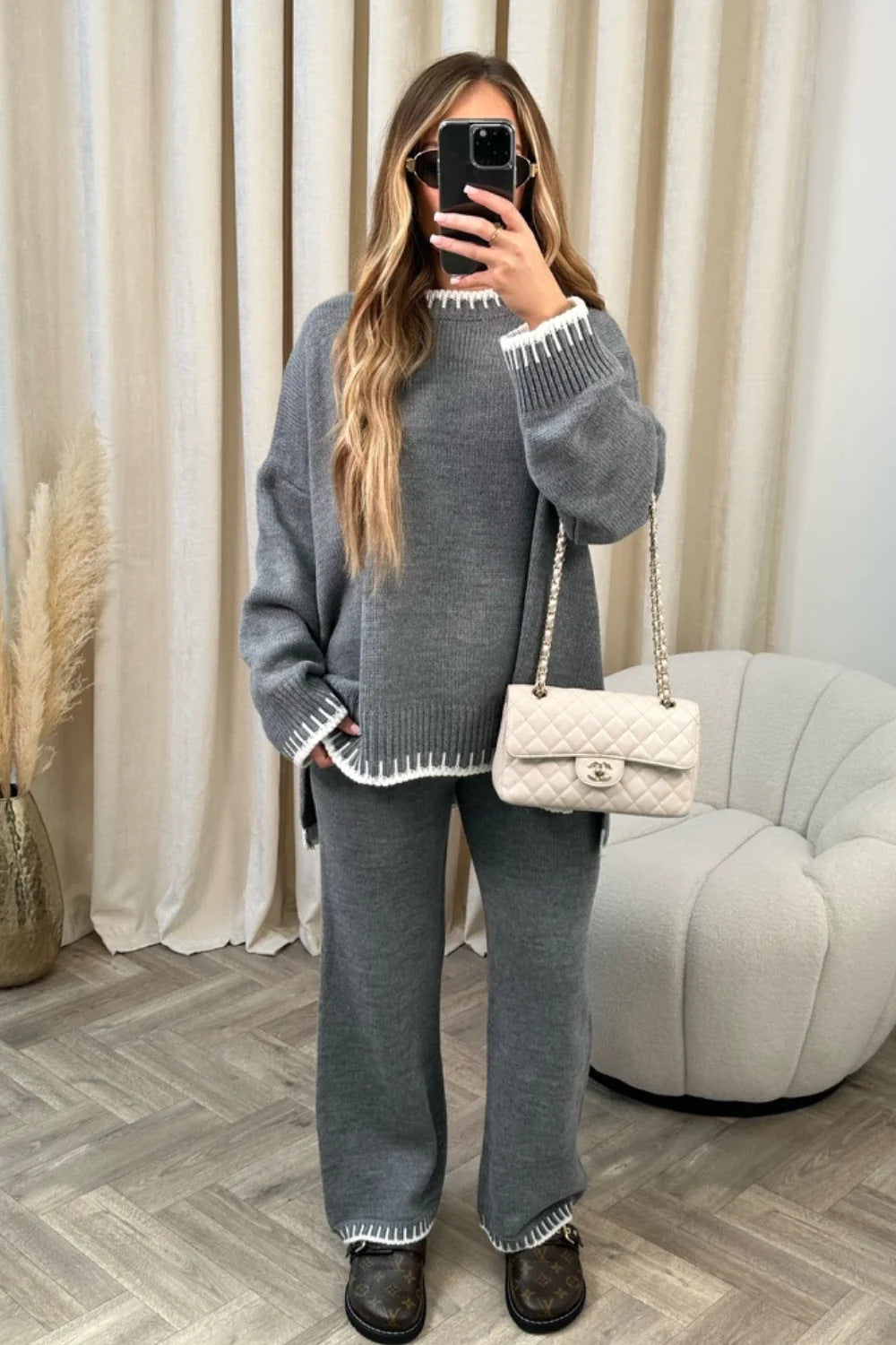 Ensemble deux pièces mode pour femme : haut pull à manches longues fendues et pantalon droit ample de couleur unie