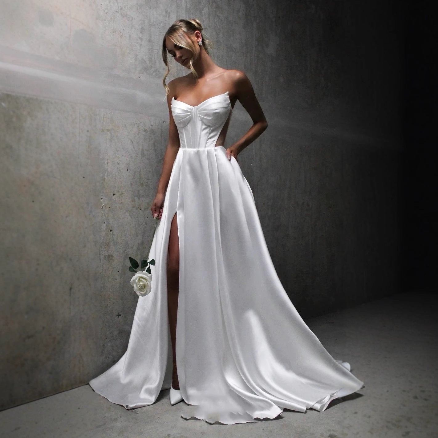 Robe de mariée bandage en satin blanc à poches fendues