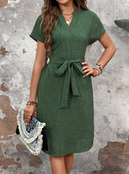 Robe femme à col en V unie à manches courtes et ceinture nouée