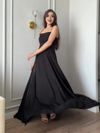 Robe noire dos nu à fines bretelles