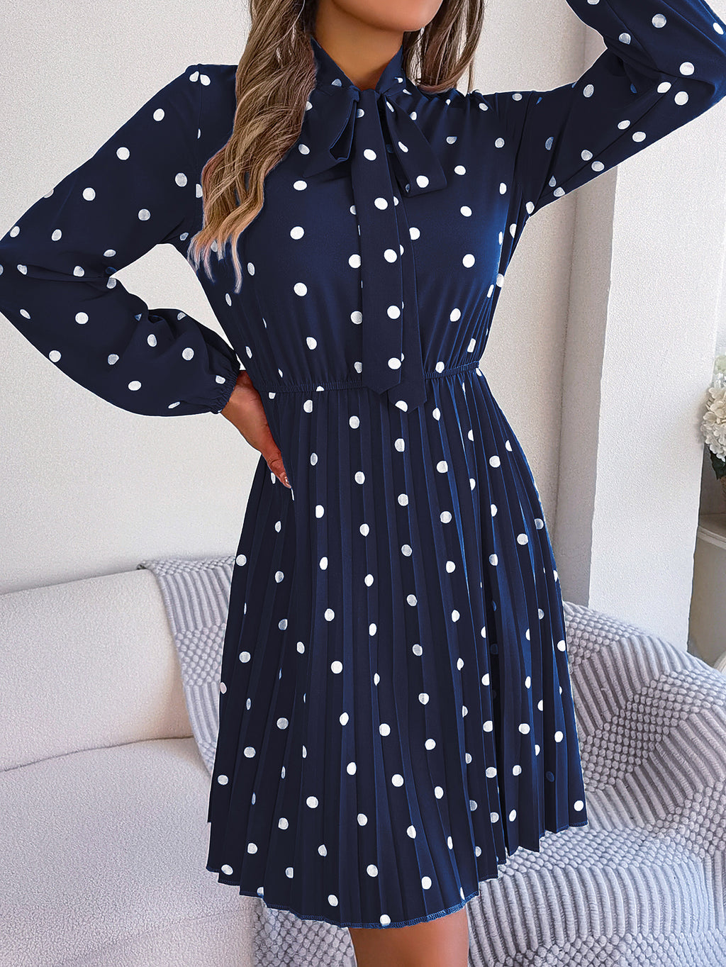 Robe longue plissée à pois et taille nouée à manches longues pour femme