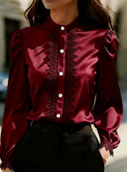 Haut chemise en satin avec patchwork de dentelle et col montant pour femme