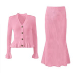 Ensemble de tailleur avec ourlet à volants et col en V.