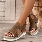 Nouvelles sandales d'été compensées creuses Chaussures en maille respirante tissées mouches pour femmes Sandales à bout ouvert