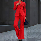 Ensemble tailleur pantalon évasé ceinturé à taille cintrée et un bouton