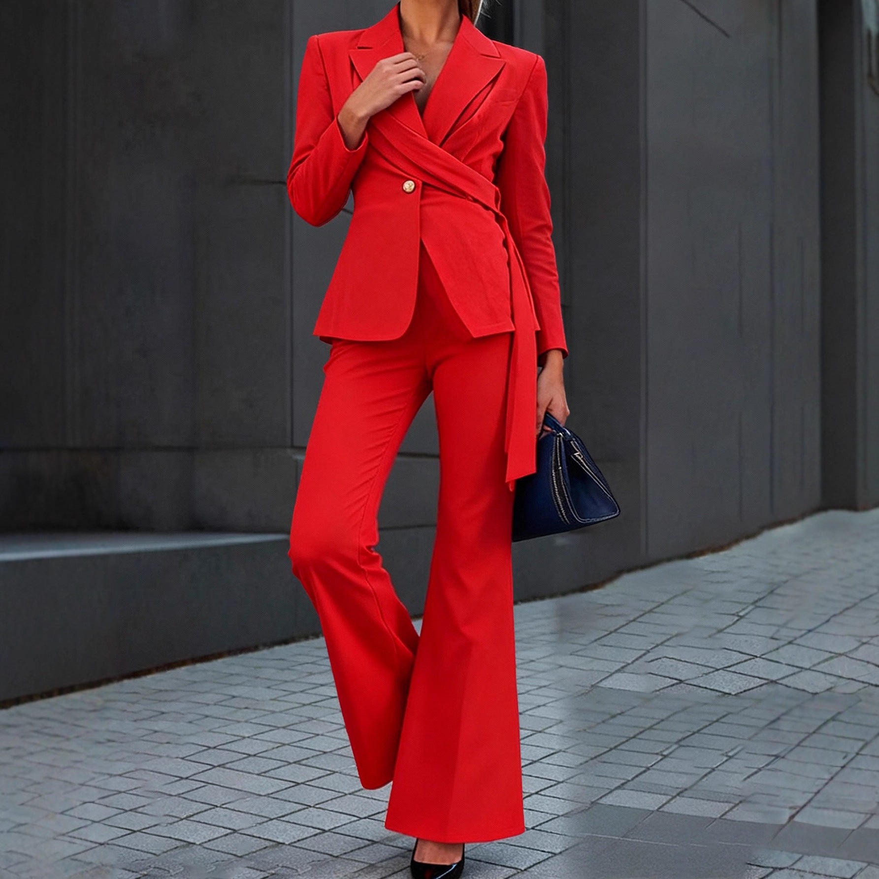Ensemble tailleur pantalon évasé ceinturé à taille cintrée et un bouton