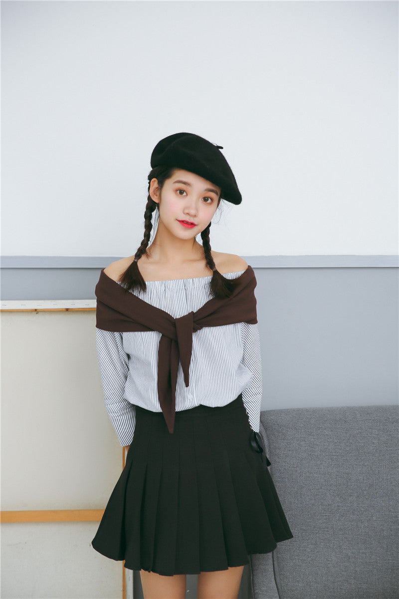 Pleated skirt with bow tie