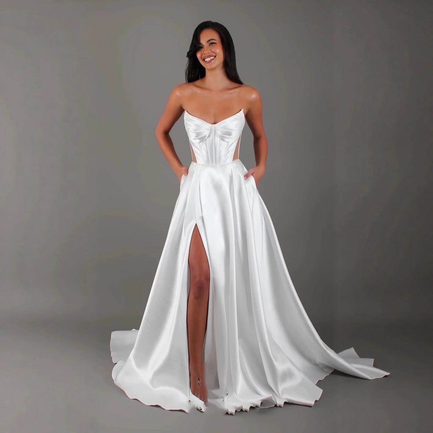 Robe de mariée bandage en satin blanc à poches fendues