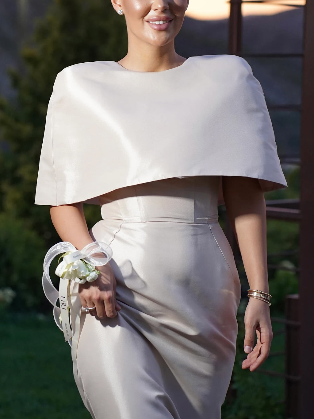 Ensemble top coupe cape en satin et robe longue ajustée