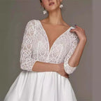 Robe de mariée mi-longue à manches longues, en dentelle, décolleté plongeant en V, coupe ajustée