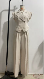 Ensemble tailleur sans manches beige élégant cintré à la taille