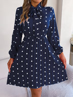 Robe longue plissée à pois et taille nouée à manches longues pour femme