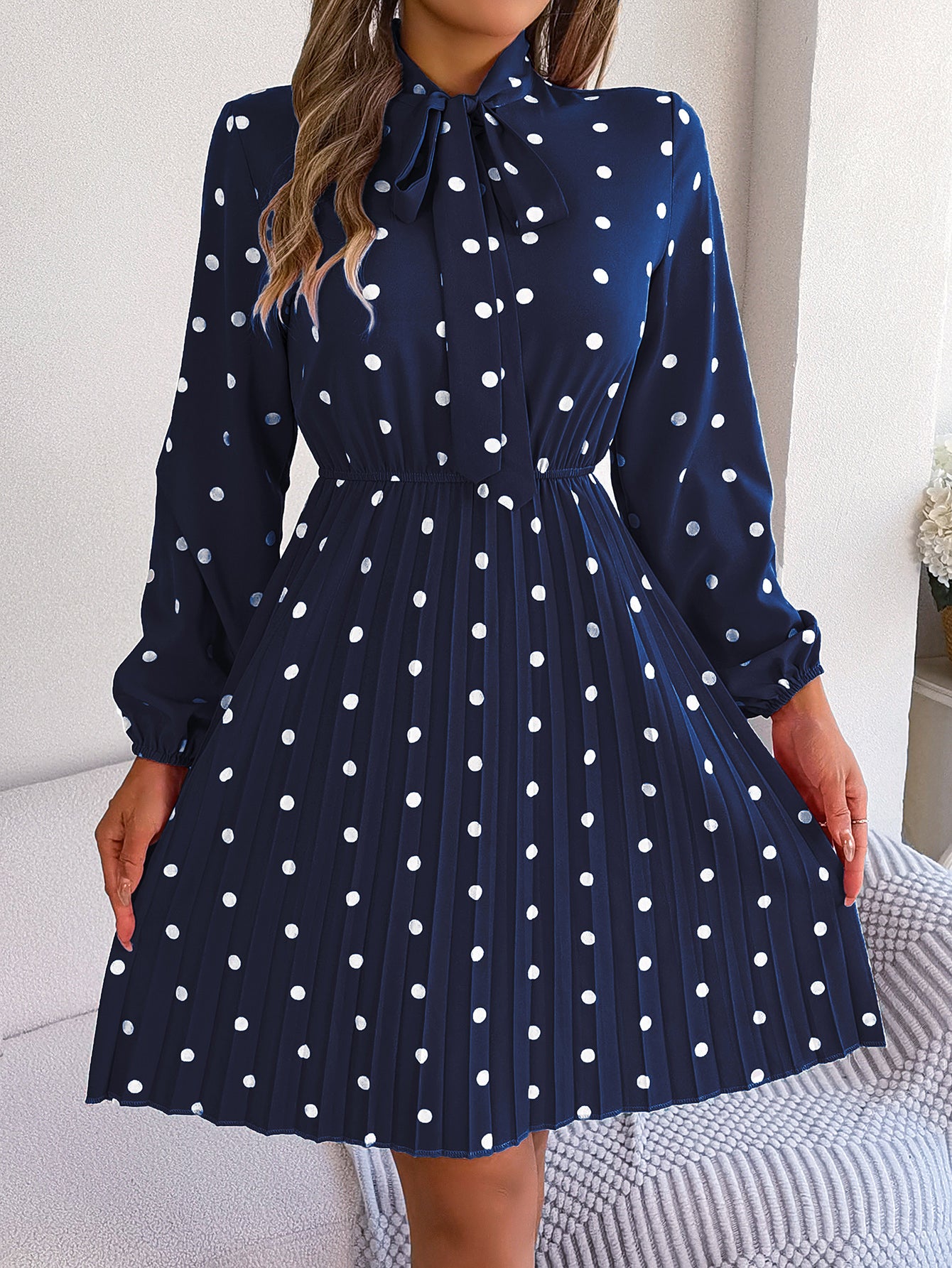 Robe longue plissée à pois et taille nouée à manches longues pour femme