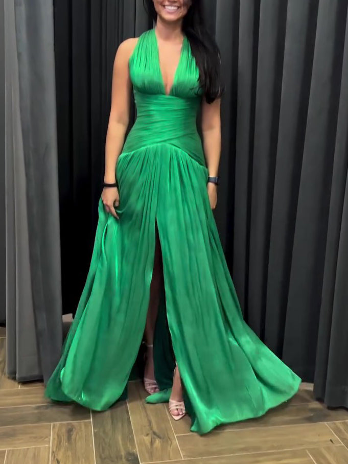 Robe émeraude décolleté plongeant avec jupe plissée et fente latérale