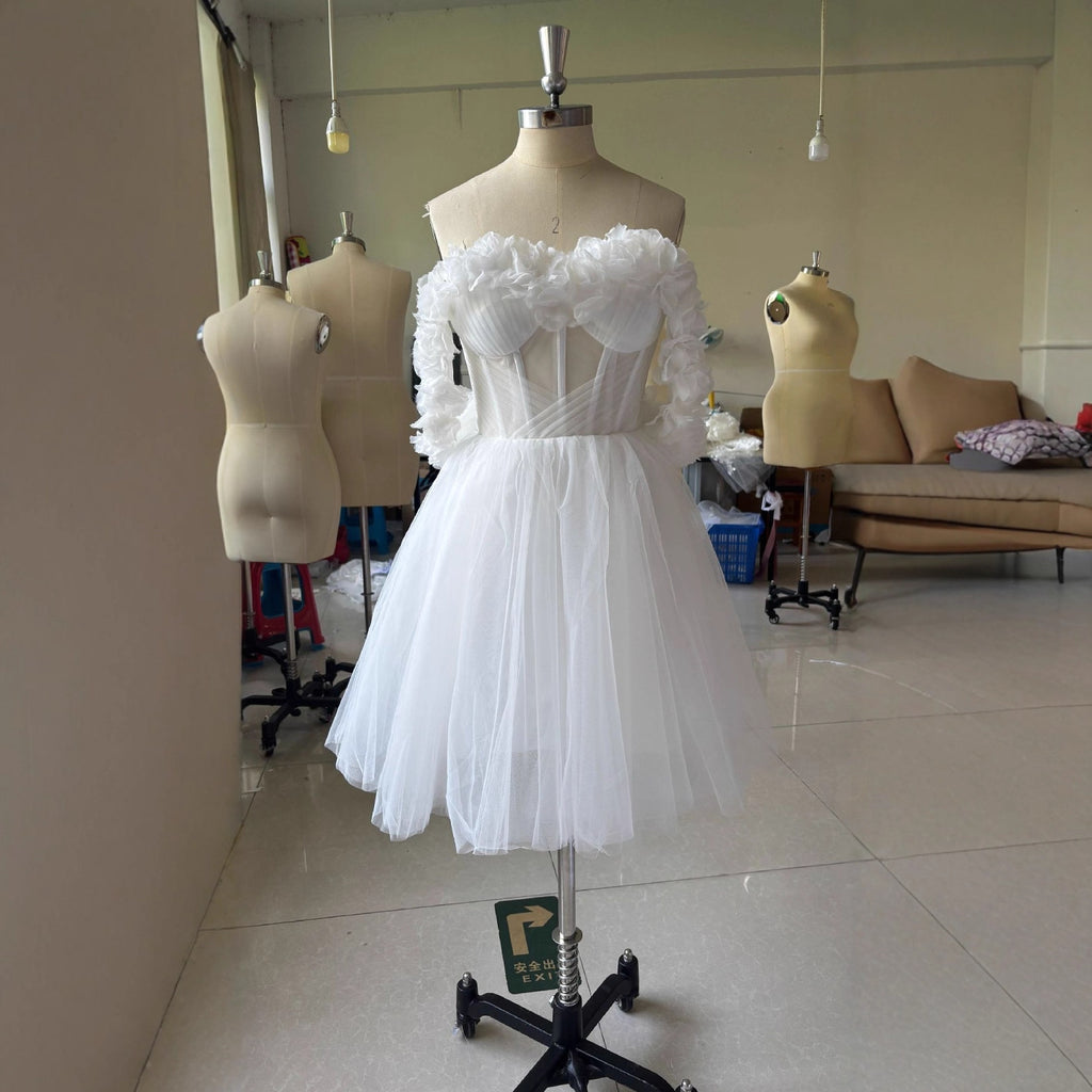Robe de mariée courte en dentelle à épaules dénudées