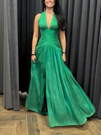 Robe émeraude décolleté plongeant avec jupe plissée et fente latérale