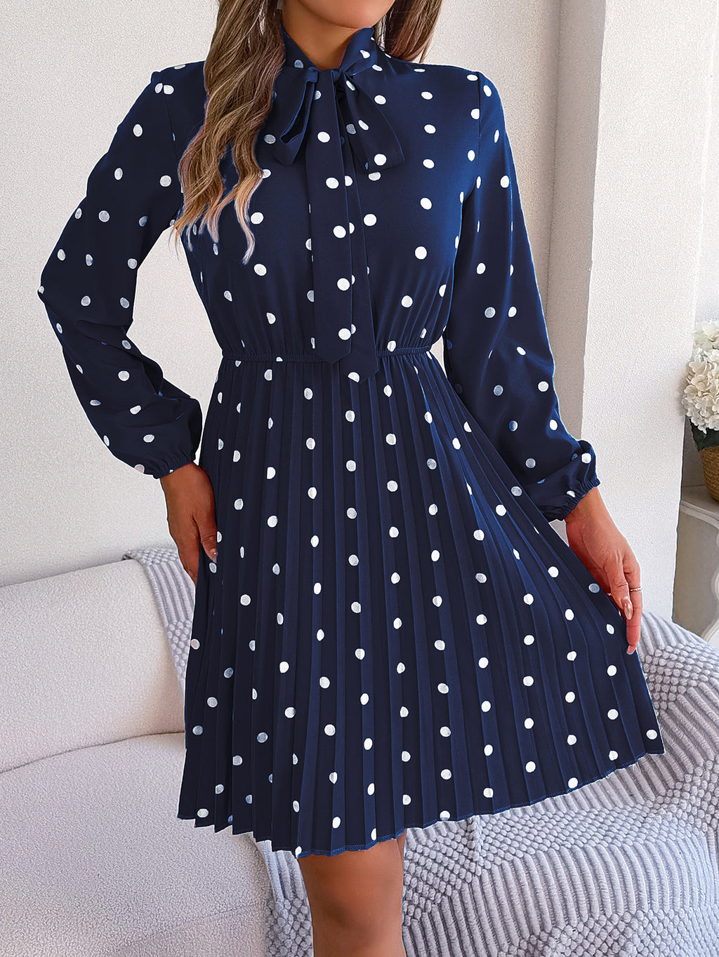 Robe longue plissée à pois et taille nouée à manches longues pour femme