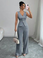 Ensemble deux pièces d'été sans manches pour femme : gilet moulant à col en V et pantalon taille haute.
