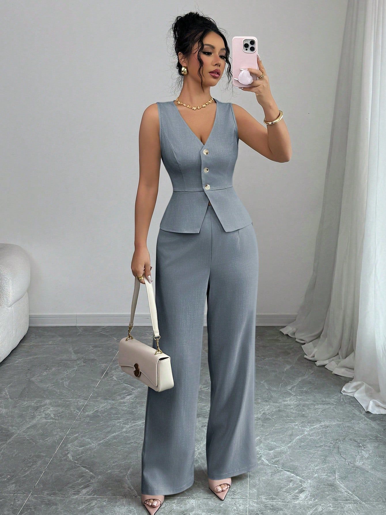 Ensemble deux pièces d'été sans manches pour femme : gilet moulant à col en V et pantalon taille haute.