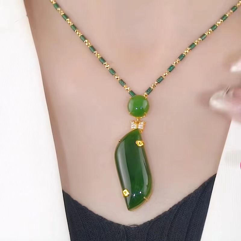 Les colliers sont des bijoux abordables, luxueux et à la mode pour les femmes.
