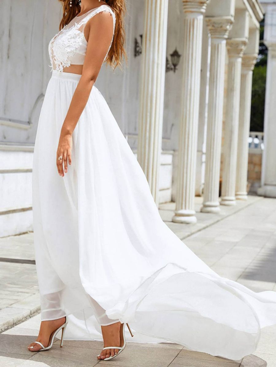 Robe de mariée longue en mousseline et dentelle à large jupe évasée