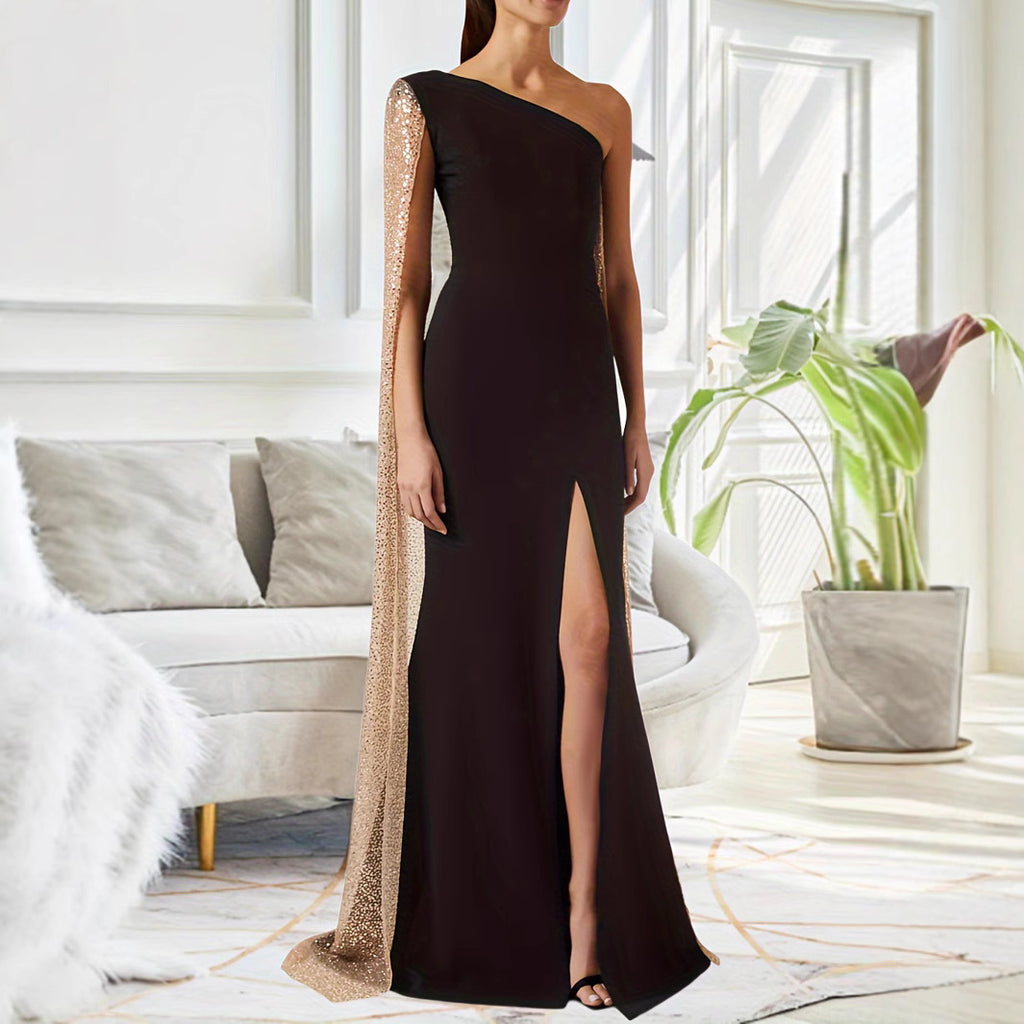 Robe noire fendue à cape asymétrique