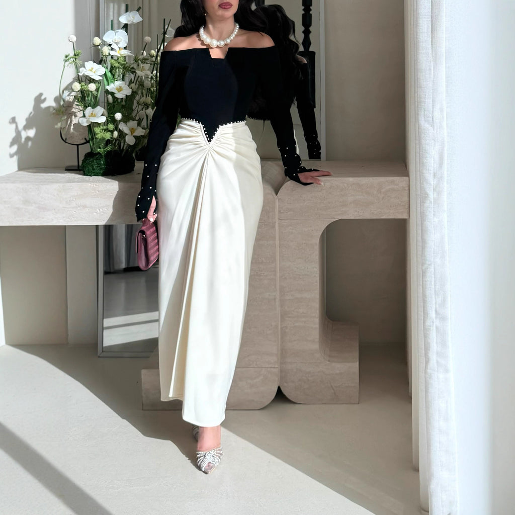 Robe fourreau élégante avec empiècements contrastés et ornements en perles