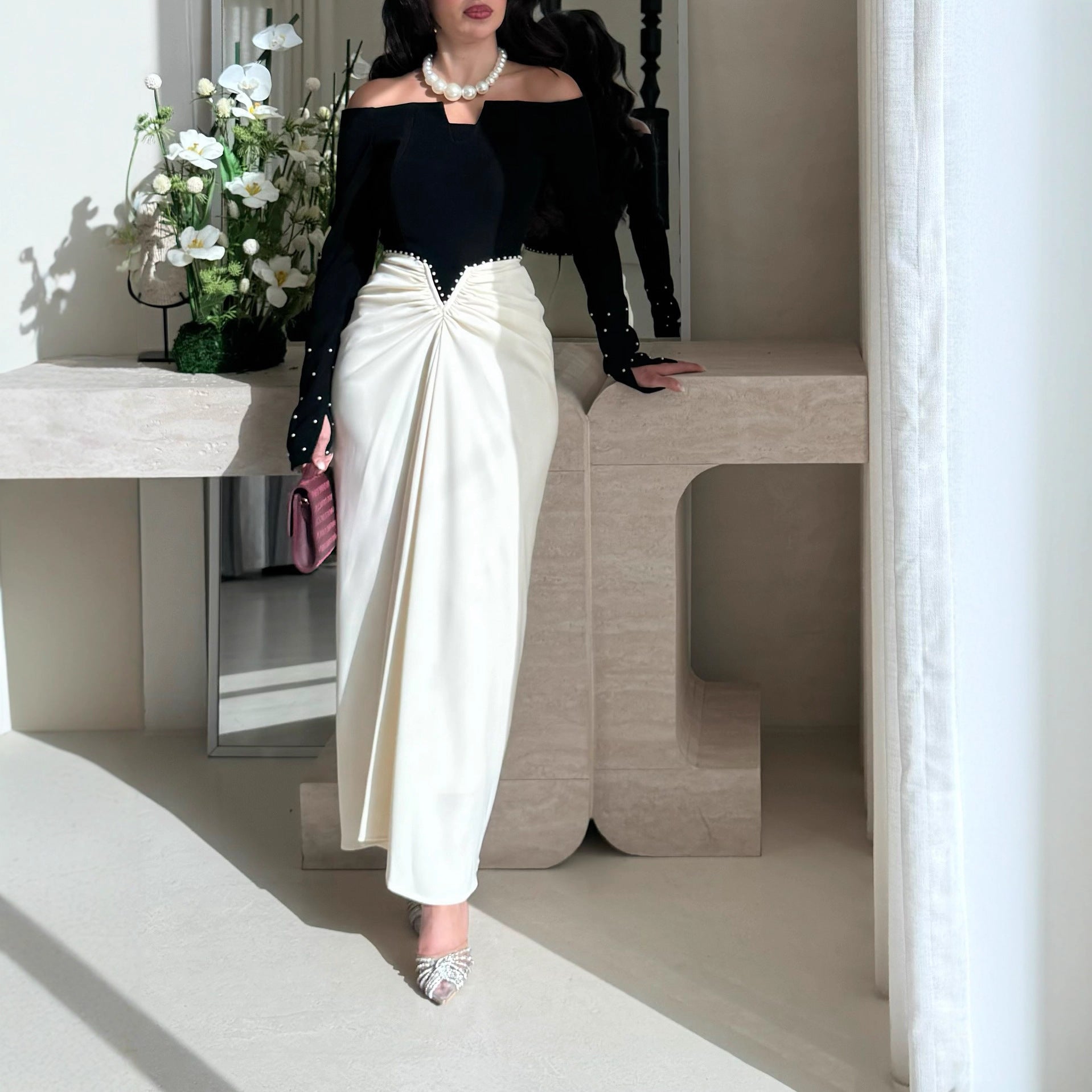 Robe fourreau élégante avec empiècements contrastés et ornements en perles