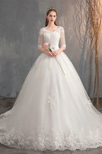 Robe de mariée, traîne, décolleté en V profond, dentelle