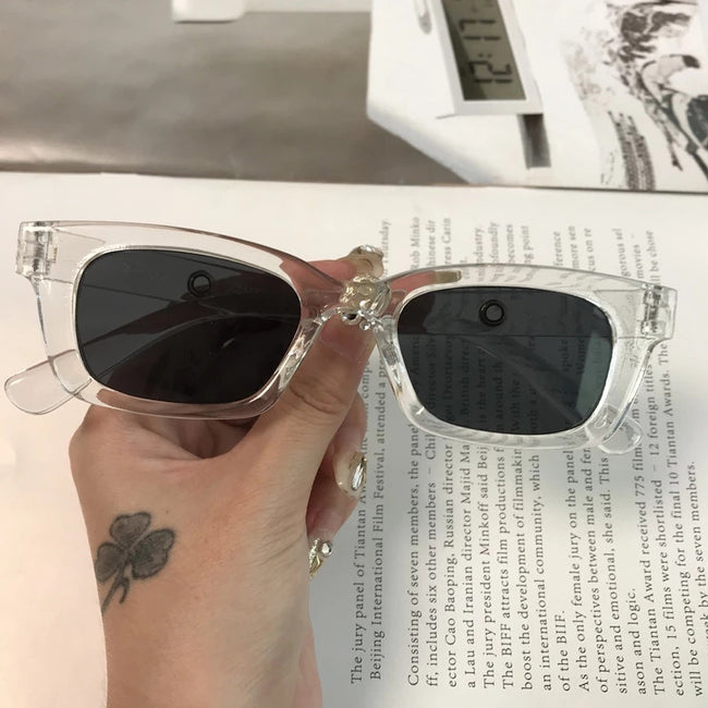 Lunettes de soleil carrées hommes et femmes avec la même tendance, rétro coréennes, style Ins, pour la photographie de rue. Main Image