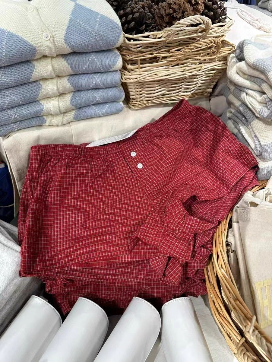 Shorts à carreaux rouges avec taille élastique et décoration de fermeture pour femmes