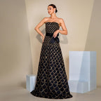 Robe de soirée à sequins, col nu, bustier drapé, taille cintrée et jupe ample.