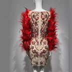 Robe longue en maille rouge ornée de plumes et de strass pour femme à manches longues
