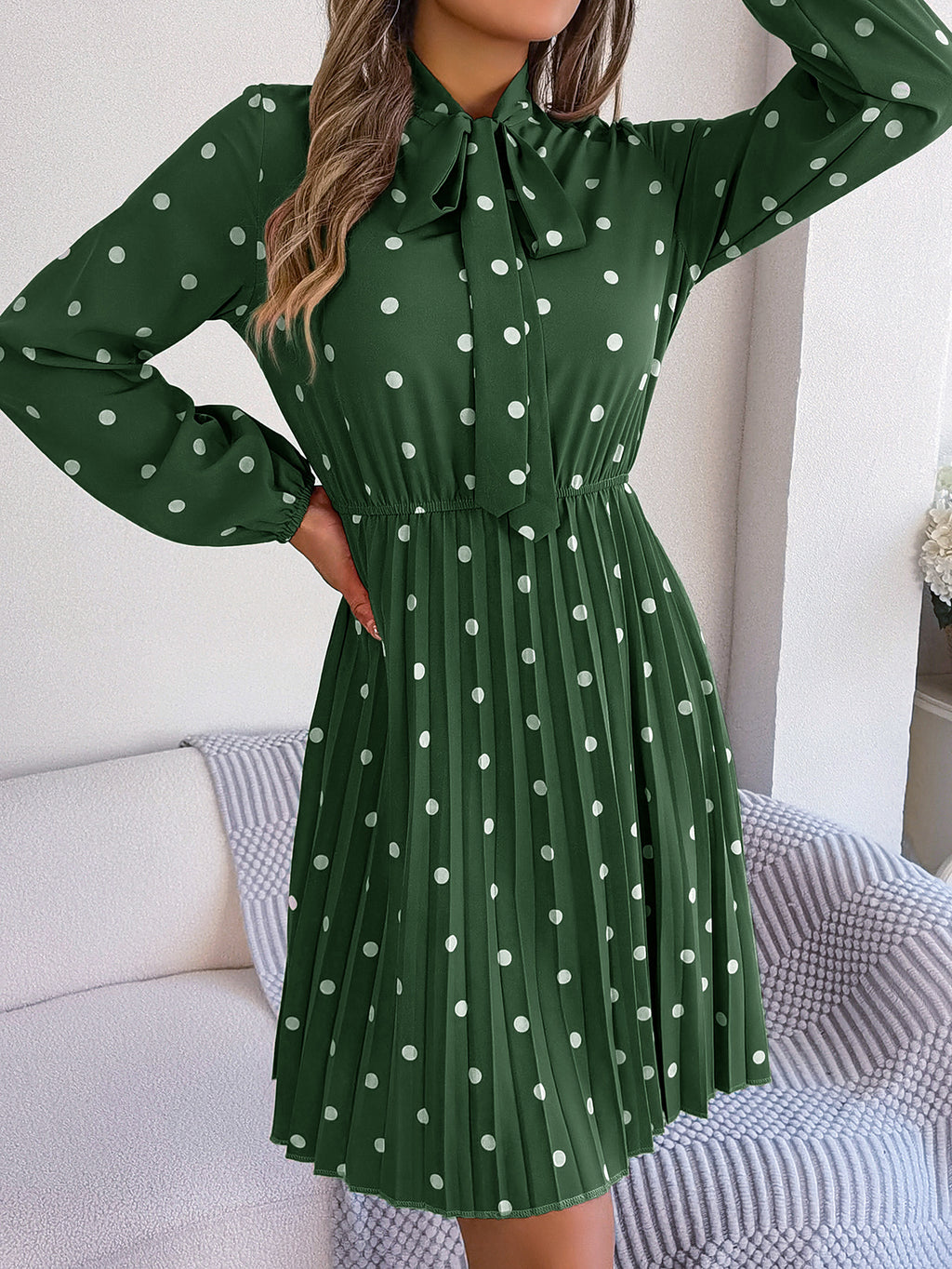 Robe longue plissée à pois et taille nouée à manches longues pour femme