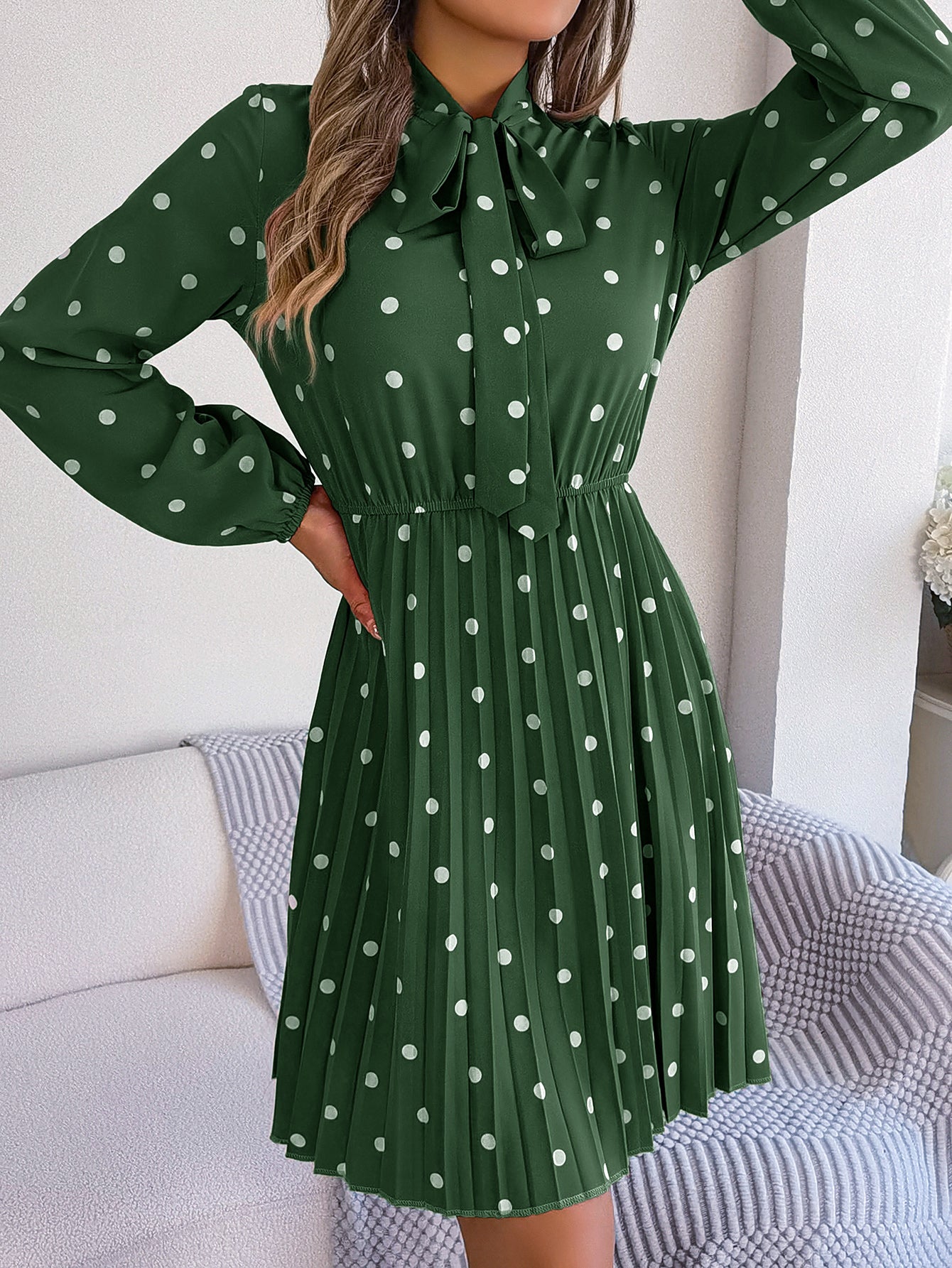 Robe longue plissée à pois et taille nouée à manches longues pour femme