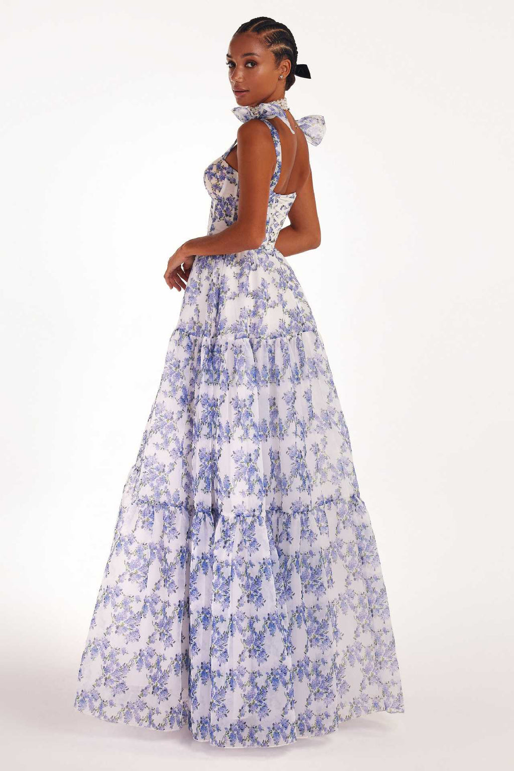 Robe en organza fleurie à épaules dénudées avec jupe longue et laçage.