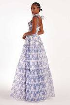 Robe en organza fleurie à épaules dénudées avec jupe longue et laçage.