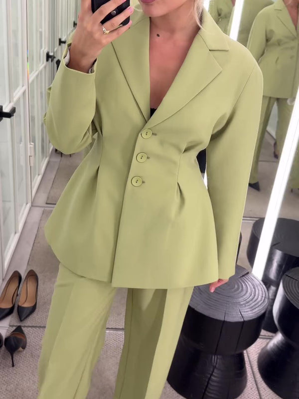 Ensemble veste de costume verte cintrée et pantalon taille haute