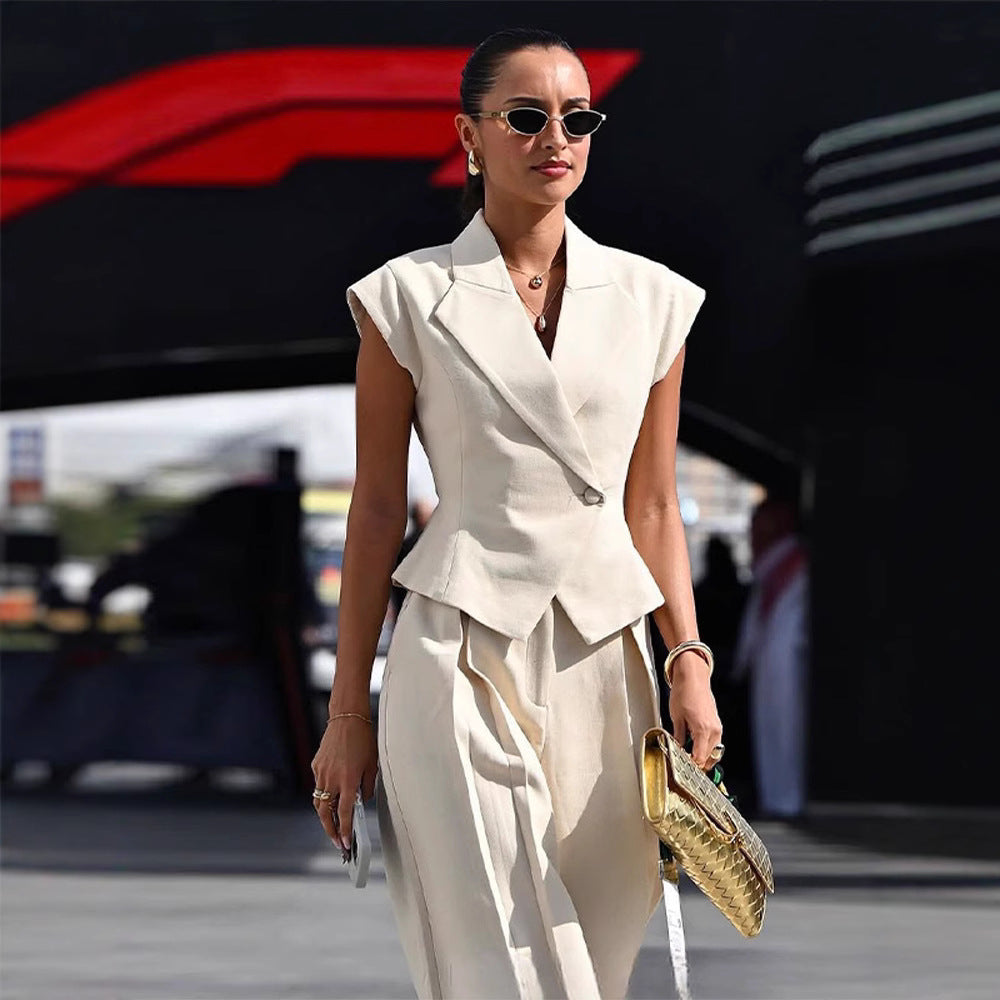 Ensemble tailleur sans manches beige élégant cintré à la taille
