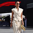Ensemble tailleur sans manches beige élégant cintré à la taille