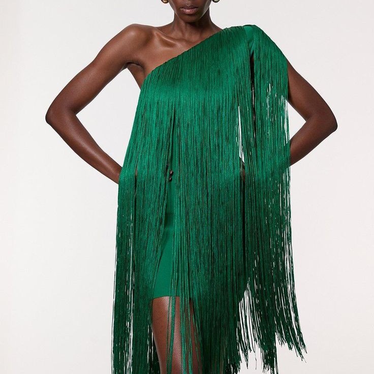 Robe de soirée élégante à jupe à pompons