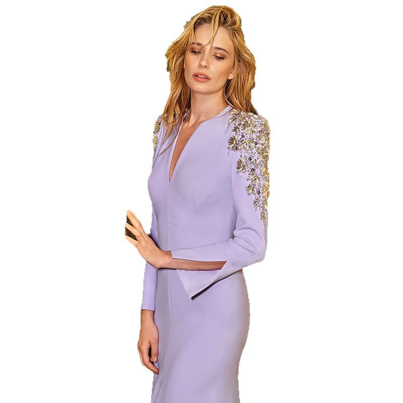 Robe à traîne courte fendue sur le devant, ornée de perles industrielles et de diamants
