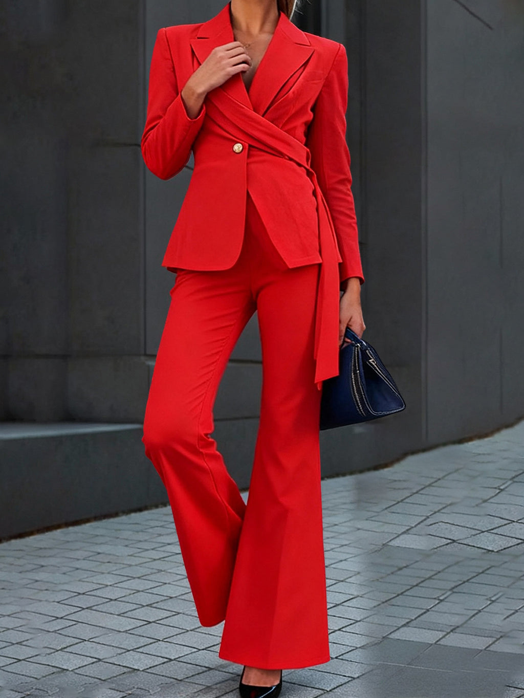Ensemble tailleur pantalon évasé ceinturé à taille cintrée et un bouton