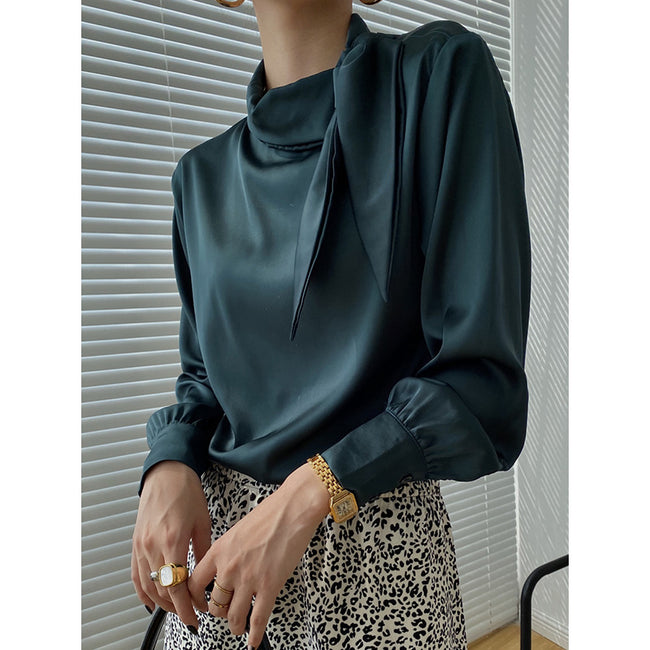 Chemise satinée pour femmes à nœud papillon sophistiqué, style mature et léger Hover Image