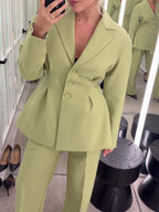 Ensemble veste de costume verte cintrée et pantalon taille haute