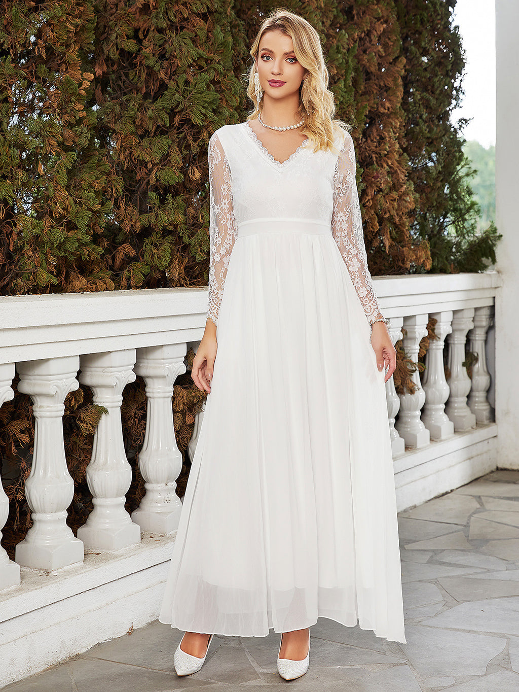 Robe de mariée slim blanche en dentelle avec col en V à la mode