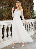 Robe de mariée slim blanche en dentelle avec col en V à la mode